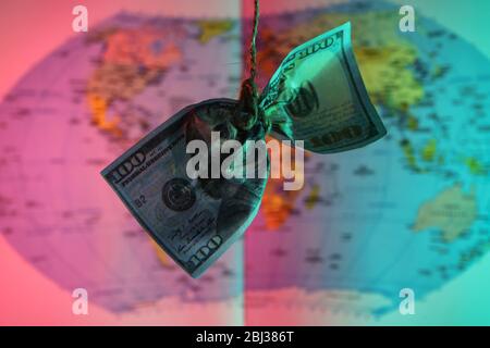 Hundert Dollar. American, US Dollars Cash Money Weltkarte im Hintergrund. Stockfoto