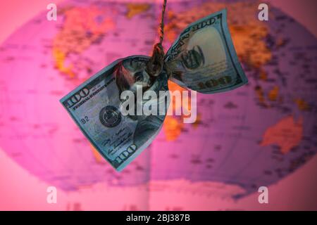 Hundert Dollar. American, US Dollars Cash Money Weltkarte im Hintergrund. Stockfoto