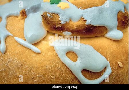 Osterkuchen mit glace Icing Dekoration auf der Festtafel Stockfoto