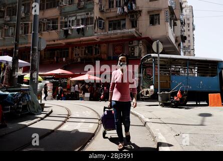 Hongkong, CHINA. April 2020. Hongkong Bürger versuchen, nach Monaten der Selbstisolierung mit Vorsicht das normale Leben wiederherzustellen.28. April 2020 Hongkong.ZUMA/Liau Chung-ren Quelle: Liau Chung-ren/ZUMA Wire/Alamy Live News Stockfoto