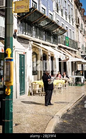 Typisch portugiesische Gewohnheit. Gedreht in Lissabon, Februar 2019 Stockfoto