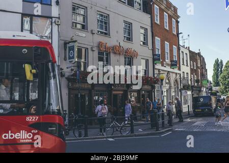 London/UK-1/08/18: Die Fassade des Old Ship, einem denkmalgeschützten öffentlichen Haus der Klasse II in der George Street in Richmond. Pubs sind ein soziales Trink-Betrieb und ein Stockfoto