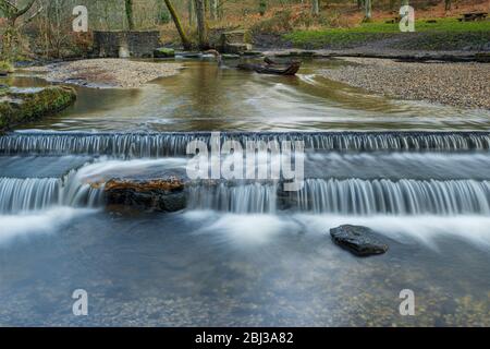 Blackpool Brook Wehr im Wenchford Picknickbereich im Forest of Dean in Gloucestershire. Stockfoto