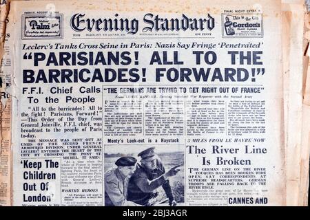 „Parisier! Alles zu den Barrikaden! Vorwärts!' 'Panzer überqueren seine in Paris' Abend Standard WWII Zeitung Schlagzeile 25 August 1944 London England UK Stockfoto