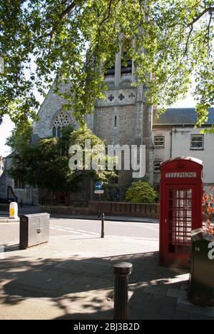 Neugotische Architektur Holy Trinity Roman Catholic Church, 41 Brook Green, Hammersmith, London W6 7BL von William Wardell Joseph Hansom Stockfoto