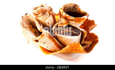 Eine Portion frittiertes Eis mit karamellisierten Bananencreme-Keksen auf einem weißen Tisch im Sommer-Café. Stockfoto