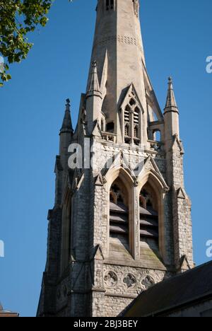 Neugotische Architektur Holy Trinity Roman Catholic Church, 41 Brook Green, Hammersmith, London W6 7BL von William Wardell Joseph Hansom Stockfoto