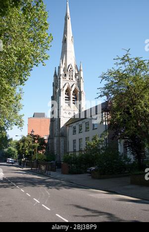 Neugotische Architektur Holy Trinity Roman Catholic Church, 41 Brook Green, Hammersmith, London W6 7BL von William Wardell Joseph Hansom Stockfoto