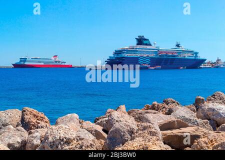 GRIECHENLAND, RHODOS - 12. september 2018 zwei große Kreuzfahrtschiffe im Hafen der Insel Rhodos Griechenland Stockfoto