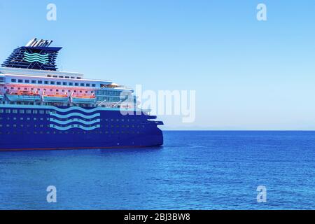 GRIECHENLAND, RHODOS - 12. september 2018 großes Kreuzfahrtschiff in der Nähe des Hafens der Insel Rhodos Griechenland Stockfoto