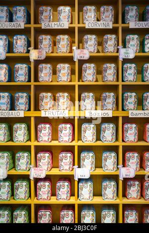 Traditionelle Fischkonserven Makrele, Thunfisch, Sardinen, Kabeljau Rogen, in Regalen gestapelt zum Verkauf in Lebensmittelgeschäft in Aveiro, Portugal Stockfoto