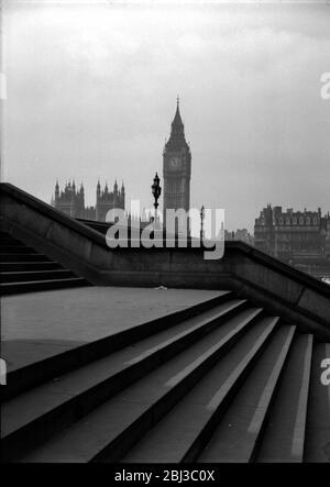 Ein Blick auf die Westminster Bridge und die Houses of Parliament mit Big Ben, aufgenommen vom Queen's Walk am Südufer der Themse in den frühen 1930er Jahren Stockfoto