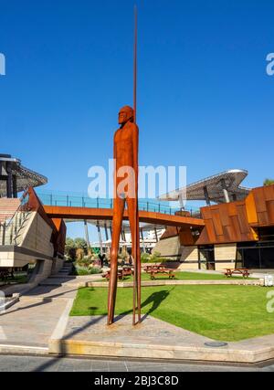 Yirin Statue von Tjyllyungoo Sculptor befindet sich am Yagan Square in Perth CBD, WA, Australien. Stockfoto