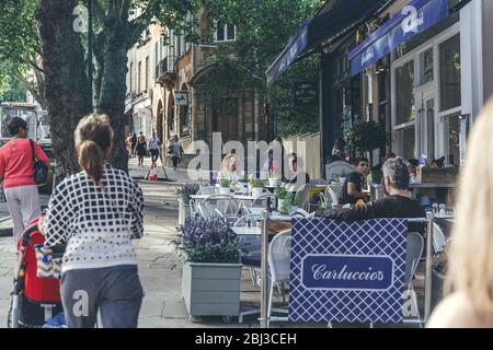 London/UK-08/18: Die Leute sitzen auf der Terrasse des Carluccio's Restaurant in der Hampstead High Street, eines von 73 Restaurants in Großbritannien und Irland Stockfoto