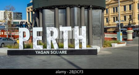 Schild Perth und Yagan Square am Fuße des Digital Tower Yagan Square Perth WA Australien. Stockfoto