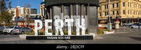 Schild Perth und Yagan Square am Fuße des Digital Tower Yagan Square Perth WA Australien. Stockfoto