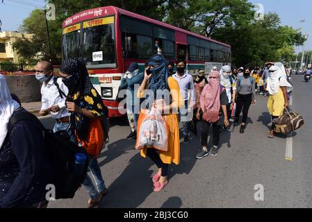 (200428) -- PRAYAGRAJ, 28. April 2020 (Xinhua) -- Studenten, die wegen der Blockade, um die Ausbreitung des neuartigen Coronavirus zu verhindern, seit mehr als einem Monat in der Stadt gestrandet waren, warten darauf, an Bord von speziell angefertigten Bussen zu ihren jeweiligen Heimatstädten im Distrikt Prayagraj im nördlichen indischen Bundesstaat Uttar Pradesh, 28. April 2020, zu gehen. Kredit: Xinhua/Alamy Live News Stockfoto