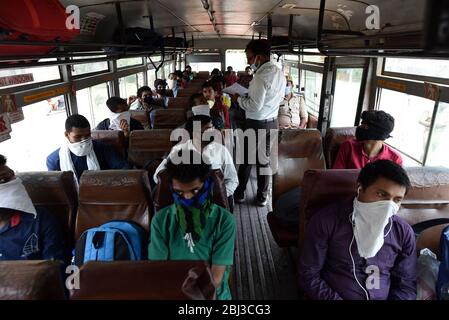 (200428) -- PRAYAGRAJ, 28. April 2020 (Xinhua) -- Studenten, die seit mehr als einem Monat in der Stadt gestrandet waren, weil sie gesperrt wurden, um die Verbreitung eines neuartigen Coronavirus zu verhindern, fahren mit einem speziell angefertigten Bus zu ihren Heimatstädten im Distrikt Prayagraj im nördlichen Bundesstaat Uttar Pradesh, 28. April 2020. Kredit: Xinhua/Alamy Live News Stockfoto