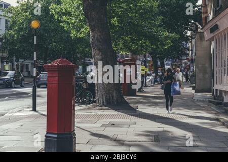 London/UK-1/08/18: Die rote Säule Box auf Hampstead High Street. Ein Pfeiler-Box ist eine Art von frei stehenden Post-Box, in Großbritannien gefunden. Post wird i hinterlegt Stockfoto