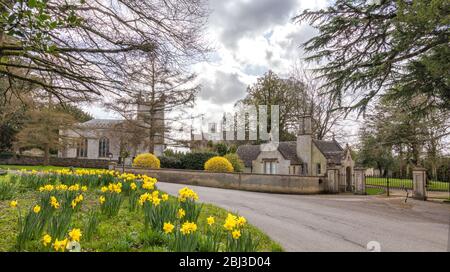 Das Dorf von Cotswold Alderley mit der Kirche von St. Kenelm und Alderley House, England, Großbritannien Stockfoto