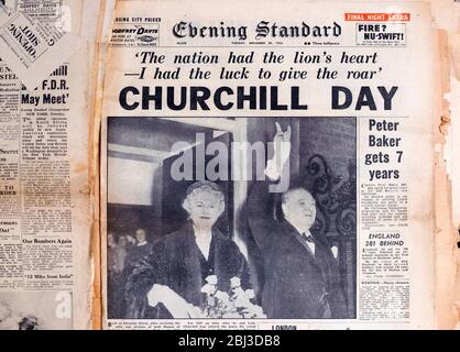 Sir Winston Churchill und Clementine Churchill über die Titelzeile des "Churchill Day" Evening Standard Zeitung Schlagzeile 30 November 1954 in London England Stockfoto