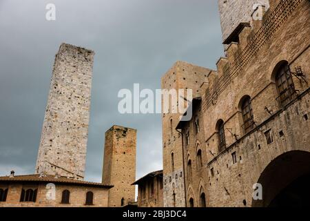 Stürmisches Wetter über den hohen Türmen von San Gimignano, Toskana, Italien Stockfoto