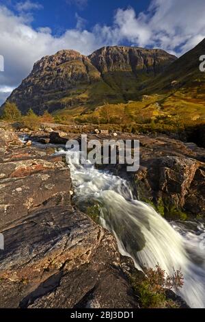 Der Fluss Coe mit Aonach Dubh in der Ferne bei Claachaig Falls in Glen Coe. Stockfoto