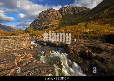 Der Fluss Coe mit Aonach Dubh in der Ferne bei Claachaig Falls in Glen Coe. Stockfoto
