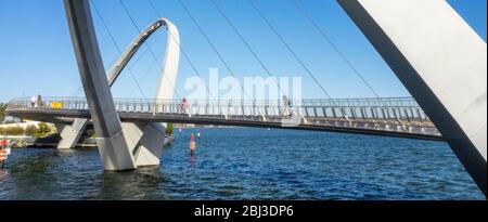 Radfahrer fahren mit dem Fahrrad über die Elizabeth Quay Bridge eine Fußgängerbrücke am Elizabeth Quay Perth Vorland am Swan River Western Australia. Stockfoto