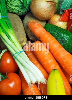 Obst- und Gemüsekiste Lieferung mit lokalen Produkten aus einem Hofladen Stockfoto