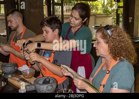 Bangkok, Thailand - 3. März 2020: Ein thai Kochkurs in einer Kochschule in Bangkok, Thailand Stockfoto