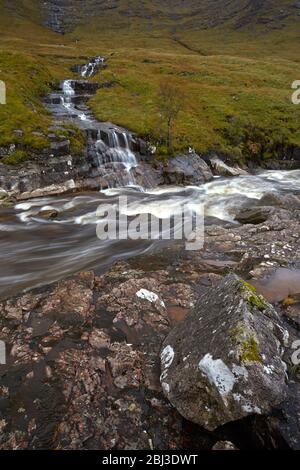 Ein Nebenfluss fließt in den Fluss Etive in Glen Etive. Stockfoto