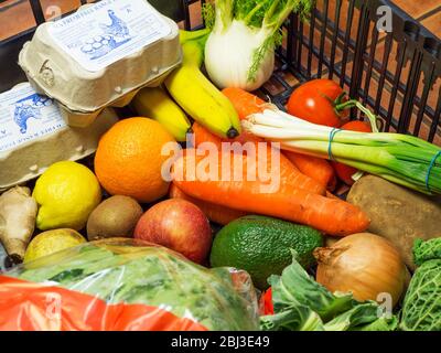 Obst- und Gemüsekiste Lieferung mit lokalen Produkten aus einem Hofladen Stockfoto