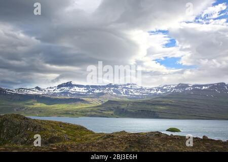 Holmanes Halbinsel & Naturschutzgebiet ist Heimat für vielfältige & schöne Natur & Landschaft. Eskifjordur, Ostisland. Stockfoto