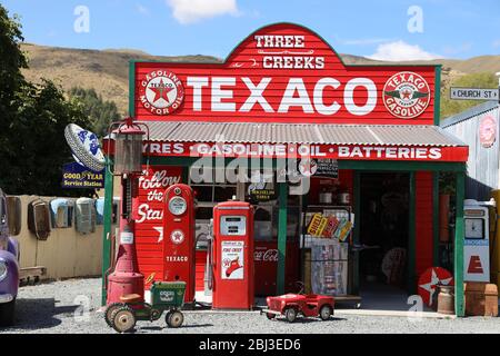 Vintage Garage Pumpen . Bunte Autofahrerinnerungen und Sammlerstücke an drei Bächen, Burke's Pass. Südinsel, Neuseeland. Wohlfühlen. Keine Leute. Stockfoto