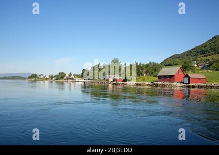 Dorf Rosendal, das auf dem Hardangerfjord, dem zweitgrößten Fjord in Norwegen liegt. Stockfoto