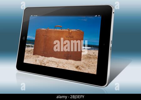 Ein alter brauner Koffer steht am Sandstrand Stockfoto