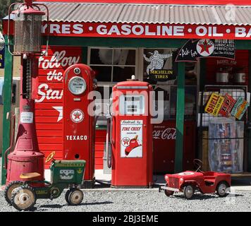 Vintage Garage Pumpen . Bunte Autofahrerinnerungen und Sammlerstücke an drei Bächen, Burke's Pass. Südinsel, Neuseeland. Wohlfühlen. Keine Leute. Stockfoto