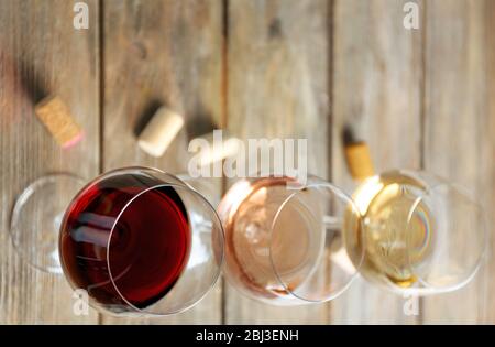 Glas und Korken aus Kristall auf Holzhintergrund Stockfoto