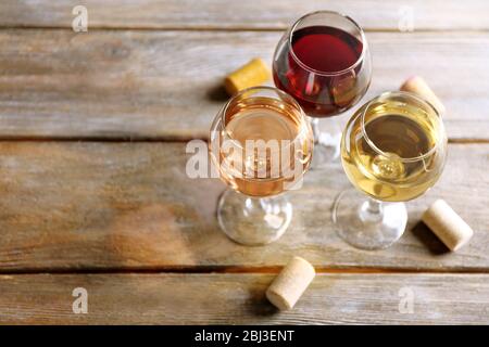 Glas und Korken aus Kristall auf Holzhintergrund Stockfoto