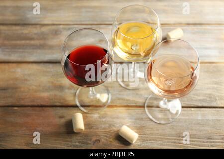 Glas und Korken aus Kristall auf Holzhintergrund Stockfoto