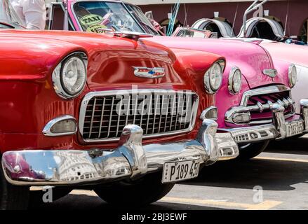Details von Oldtimern in den Straßen von Havanna - rot, rosa, rosa - glänzend, poliert -´s ist Kuba! Stockfoto