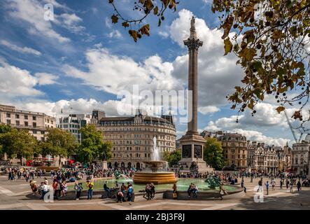 London / UK - September 15 2018: Die Menschen genießen die Sonne am Trafalgar Square. Stockfoto