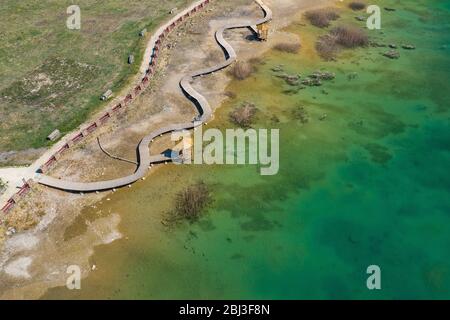 Luftaufnahme des Holzpfades über türkisfarbenen See. Dürre. Drone Dron Dron Ansicht. Stockfoto