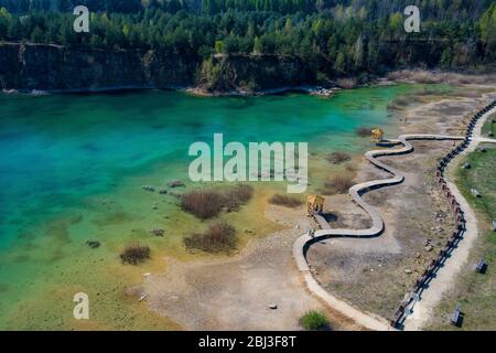 Luftaufnahme des Holzpfades über türkisfarbenen See. Dürre. Drone Dron Dron Ansicht. Stockfoto