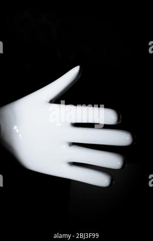 Weiße Schaufensterpuppe Hand. Handfläche nach unten. Keine Leute Stockfoto