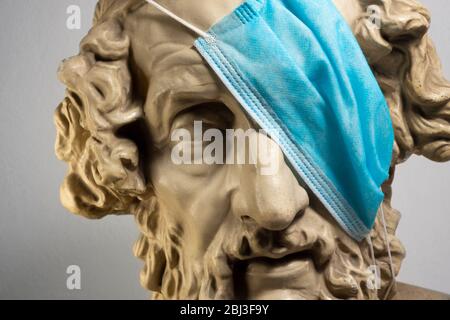Gipskopie der antiken Statue Homer trägt Virus Gesichtsmaske Stockfoto