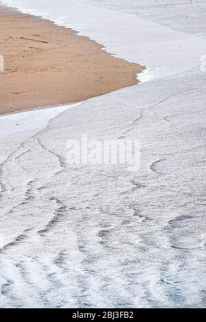 Die Flut fließt sanft am preisgekrönten Crantock Beach in Newquay in Cornwall. Stockfoto