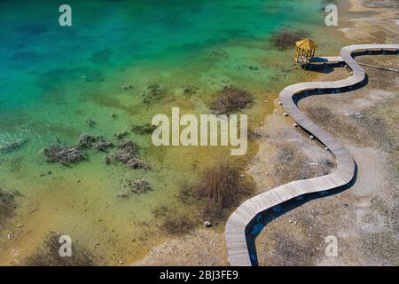 Luftaufnahme des Holzpfades über türkisfarbenen See. Dürre. Drone Dron Dron Ansicht. Stockfoto