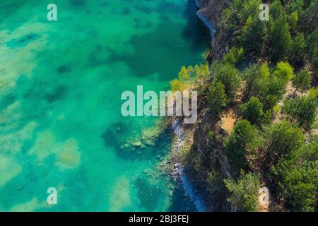 Luftaufnahme des Holzpfades über türkisfarbenen See. Dürre. Drone Dron Dron Ansicht. Stockfoto
